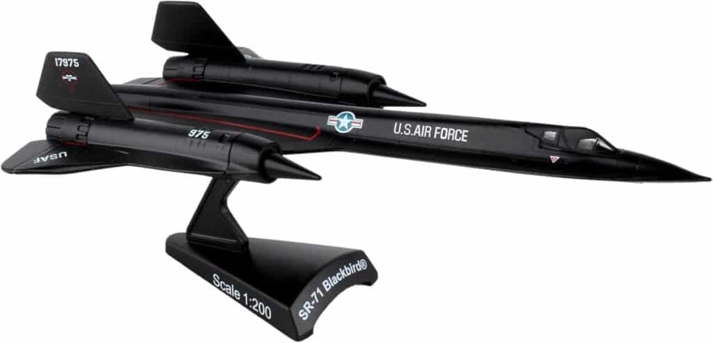Daron Worldwide Trading SR-71 Blackbird Metal Vehicle (1:200 Scale), Black