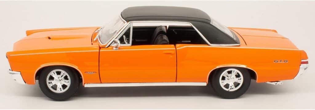 Maisto 1:18 Scale 1965 Pontiac GTO (Hurst Edition) Diecast Vehicle (Colors May Vary)