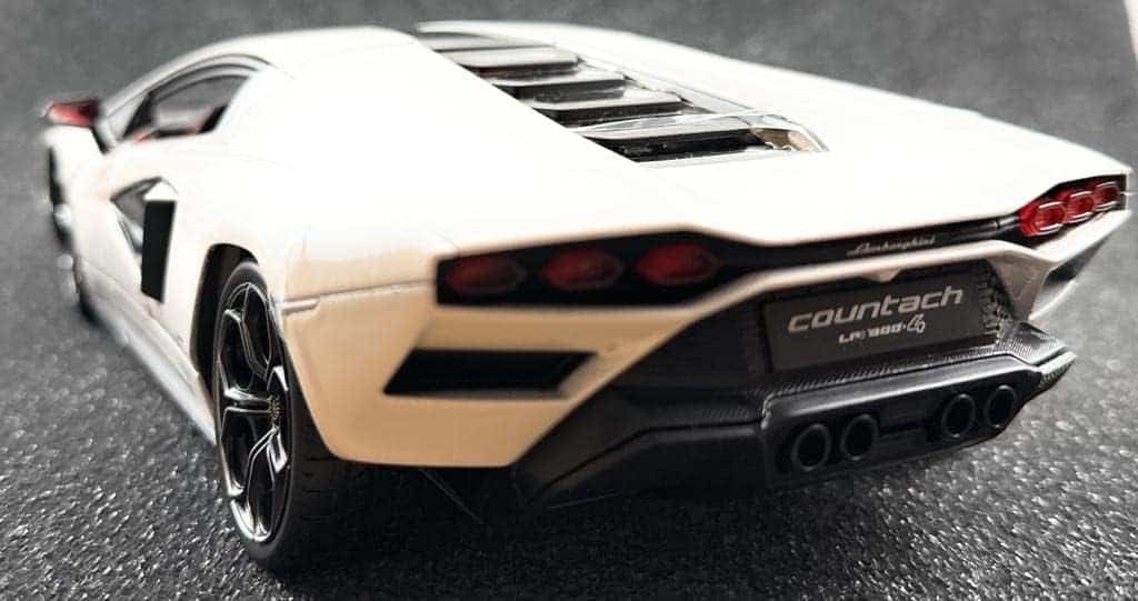 Maisto M31459 Lamborghini Countach LPI 800-4 Super Car-1:18 Scale Cheong Die Cast, White
