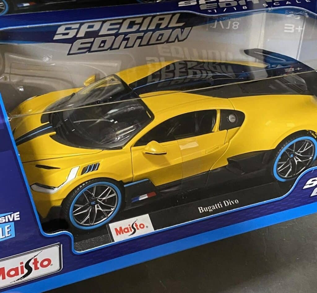 Bugatti Divo 1:18 Special Edition diecast car (Yellow)