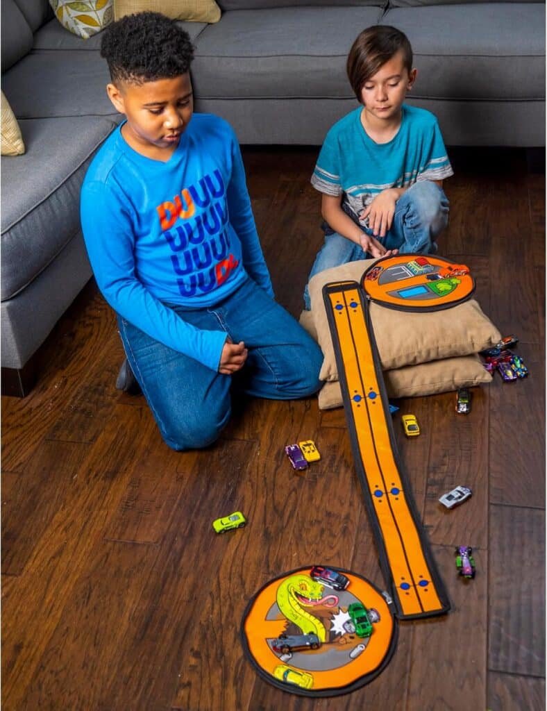 Hot Wheels Tara Toy: ZipBin Wheelie Track Pack - Unzips Into A Racetrack Mat, Holds 100 Toy Cars, Storage  Play, Circle Tire Design, Kids Ages 3+